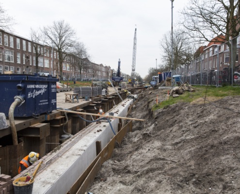 Foto van werkzaamheden aan de Valkenboskade waar de kademuur wordt vervangen.