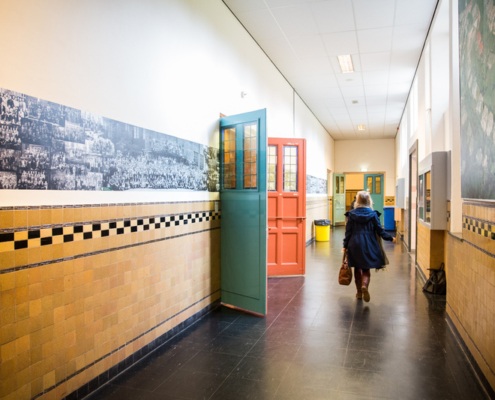 Foto van een gang van een basisschool.