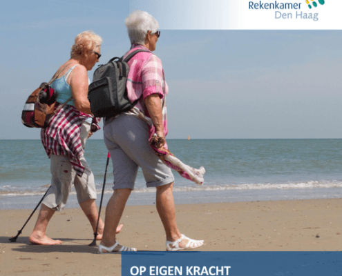 Twee vrouwen wandelen langs het strand.