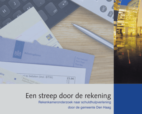 Foto van een bureau met een toetsenbord, pen, rekenmachine, afschriften en een envelop van de belastingdienst. Onder de foto staat de tekst 'Een streep door de rekening: Rekenkameronderzoek naar schuldhulpverlening door de gemeente Den haag'.