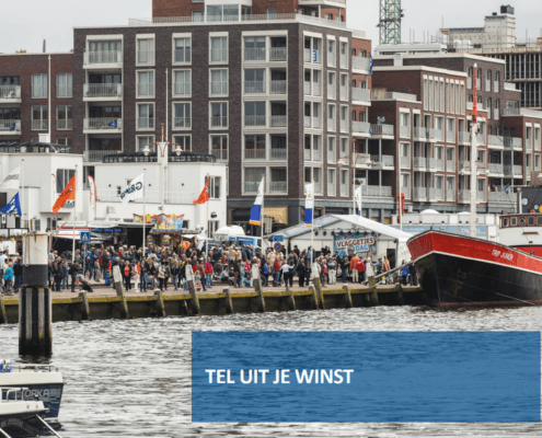 Foto van de kade in Scheveningen tijdens Vlaggetjesdag.