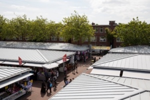 Foto van de Haagse Markt vanuit de lucht genomen.