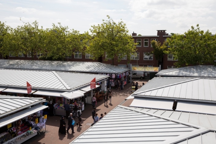 Foto van de Haagse Markt vanuit de lucht genomen.