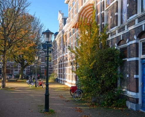 Foto van een woonstraat in Den Haag.