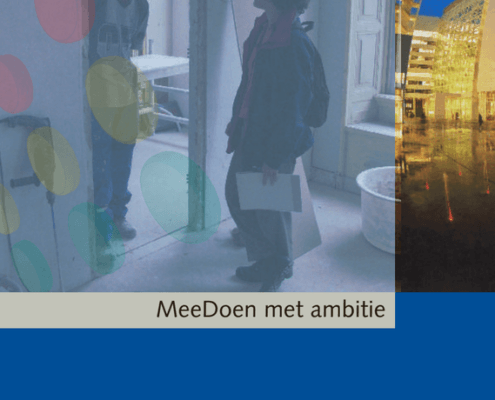 Twee jongeren voeren een gesprek. Onder de foto staat de tekst 'MeeDoen met ambitie: Onderzoek naar de resultaten van het Haagse re-integratiebeleid'.