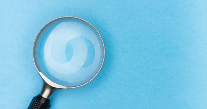 Vergrootglas op effen achtergrond
