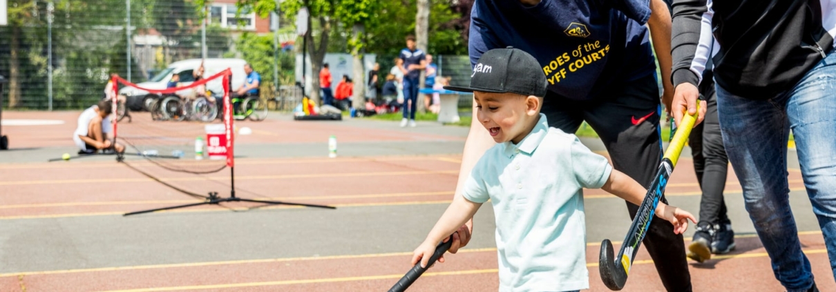 Jongeren spelen hockey tijdens een sportevenement
