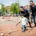 Jongeren spelen hockey tijdens een sportevenement