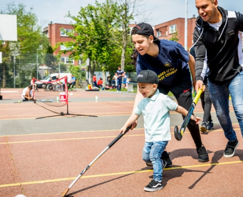 Jongeren spelen hockey tijdens een sportevenement