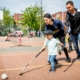 Jongeren spelen hockey tijdens een sportevenement