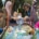 Tijdens het Escampfestival spelen kinderen met ouders met een knikkerbaan.