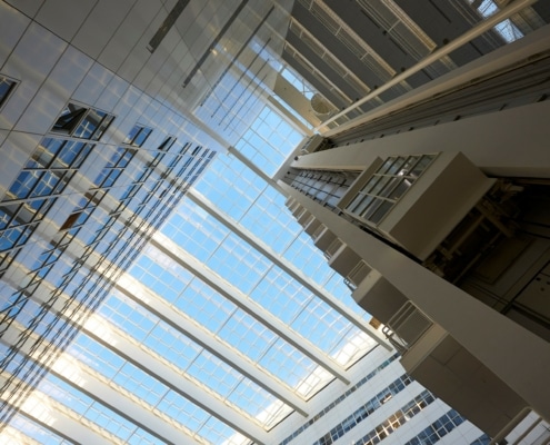 Foto van het glazen dak van het Stadhuis in Den Haag, gefotografeerd vanuit het atrium.