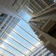 Foto van het glazen dak van het Stadhuis in Den Haag, gefotografeerd vanuit het atrium.