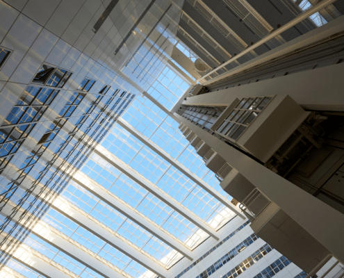 Foto van het glazen dak van het Stadhuis in Den Haag, gefotografeerd vanuit het atrium.