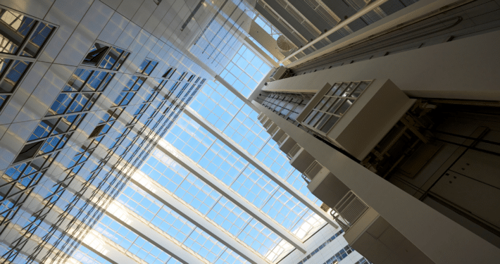 Foto van het glazen dak van het Stadhuis in Den Haag, gefotografeerd vanuit het atrium.