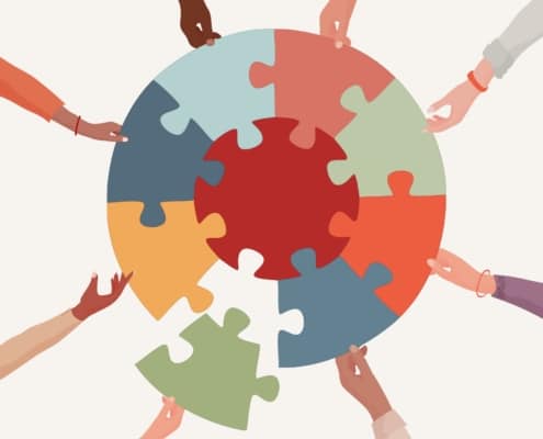 Een groep handen houdt een puzzel vast
