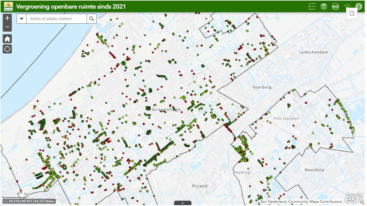 Een schermafdruk van een interactieve kaart van de stad Den Haag. De kaart heeft als titel 'Vergroening openbare ruimte sinds 2021'. Op de kaart staan veel licht en donkere groene stippen, en veel rode en oranje stippen.