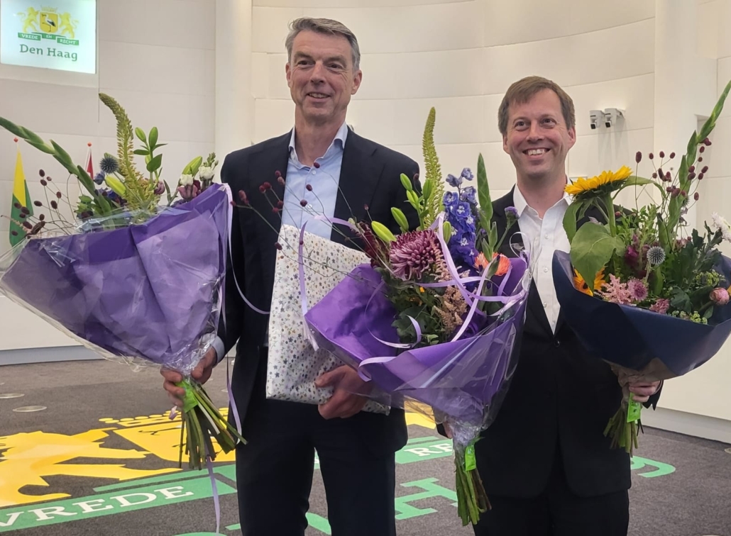 Vertrekkend lid van de Rekenkamer Den Haag Robert-Jaap Voorn (links) en Enno Gerdes, nieuw lid van de rekenkamer per 9 juli 2026.